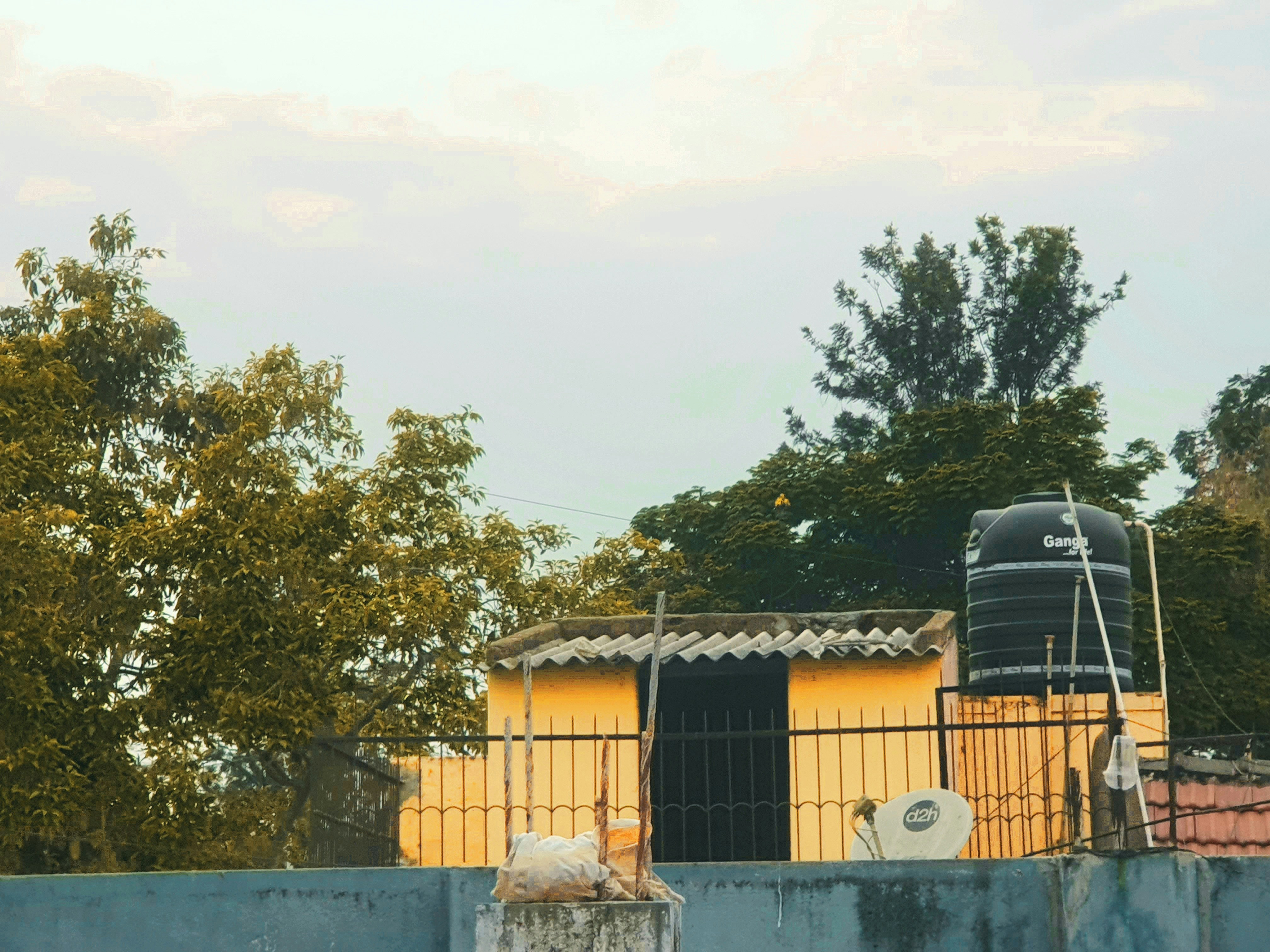 ソーラーパネルが設置された住宅の写真