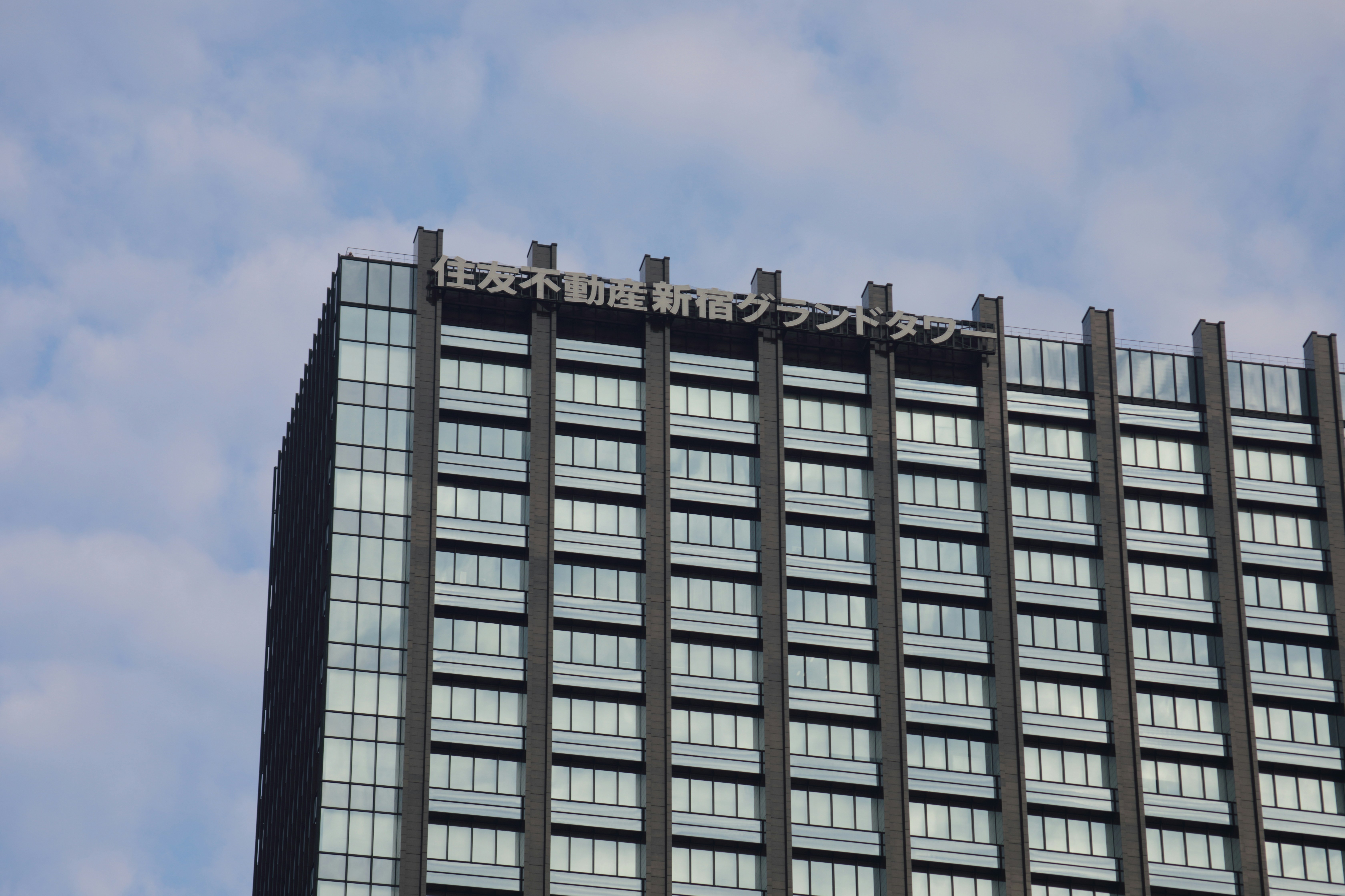 近未来的な都市の風景