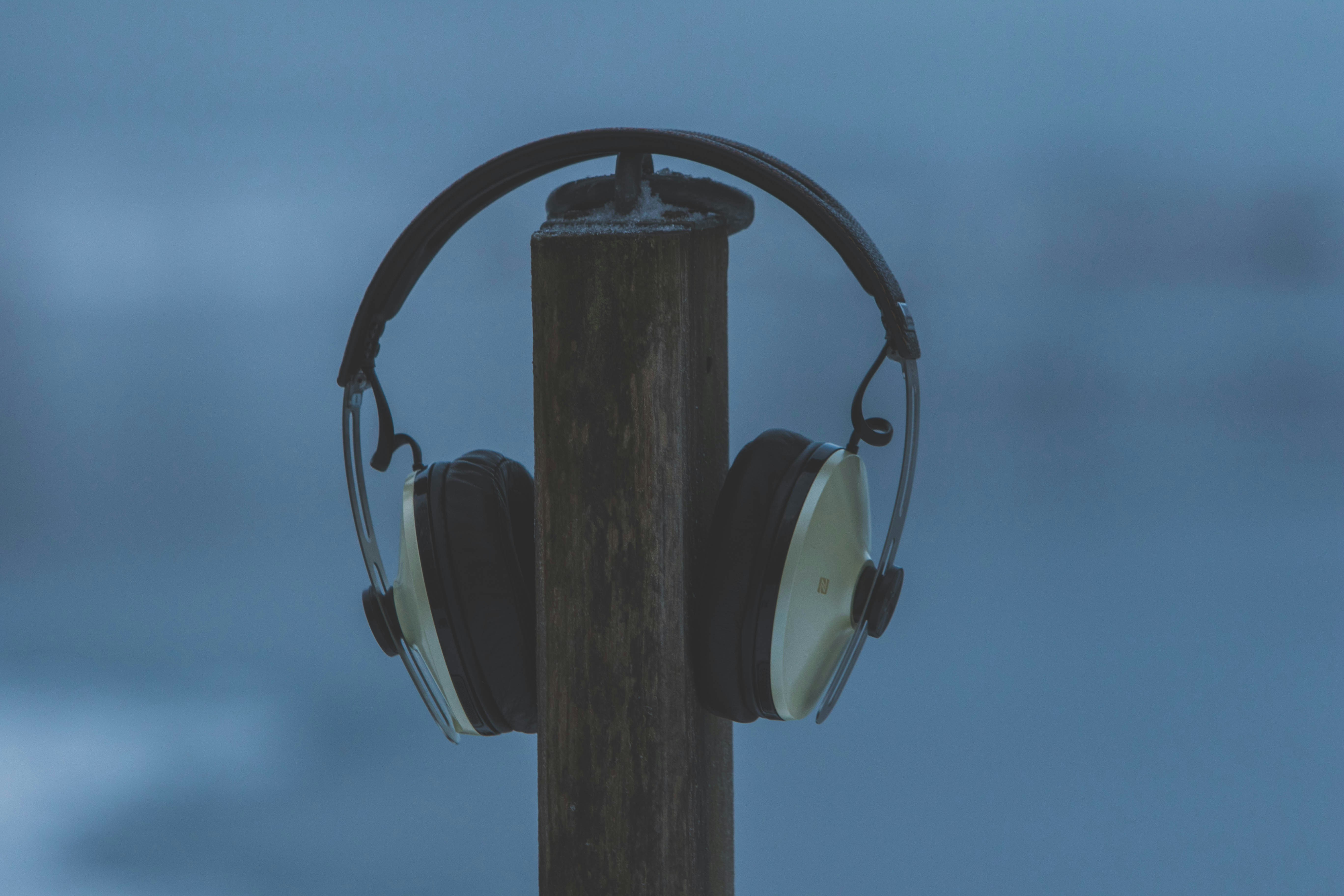 様々な防音グッズ（防音カーテン、防音マット、耳栓など）をコラージュした画像