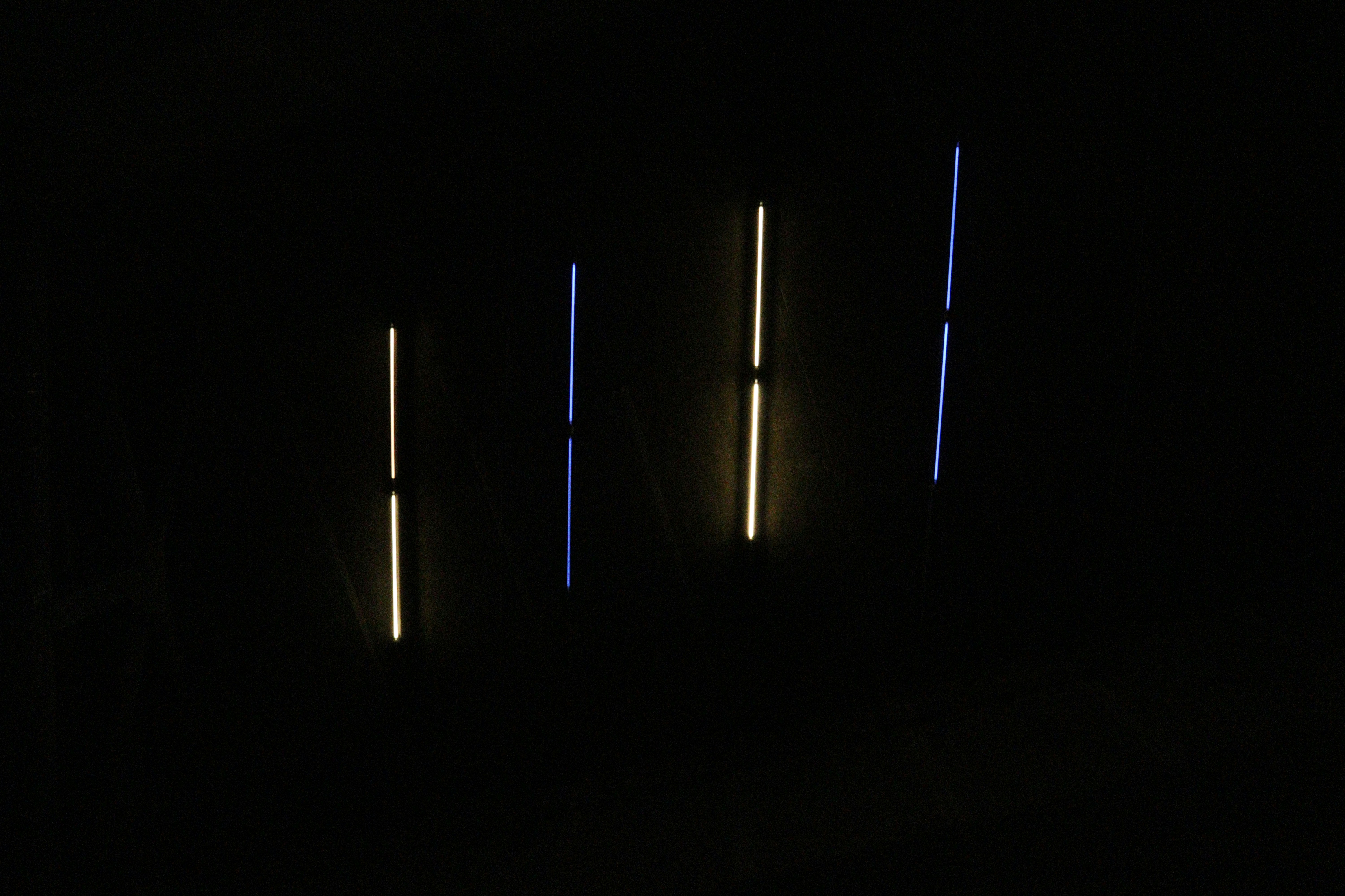 幹線道路沿いの建物と、そこを走る車の様子を捉えた写真