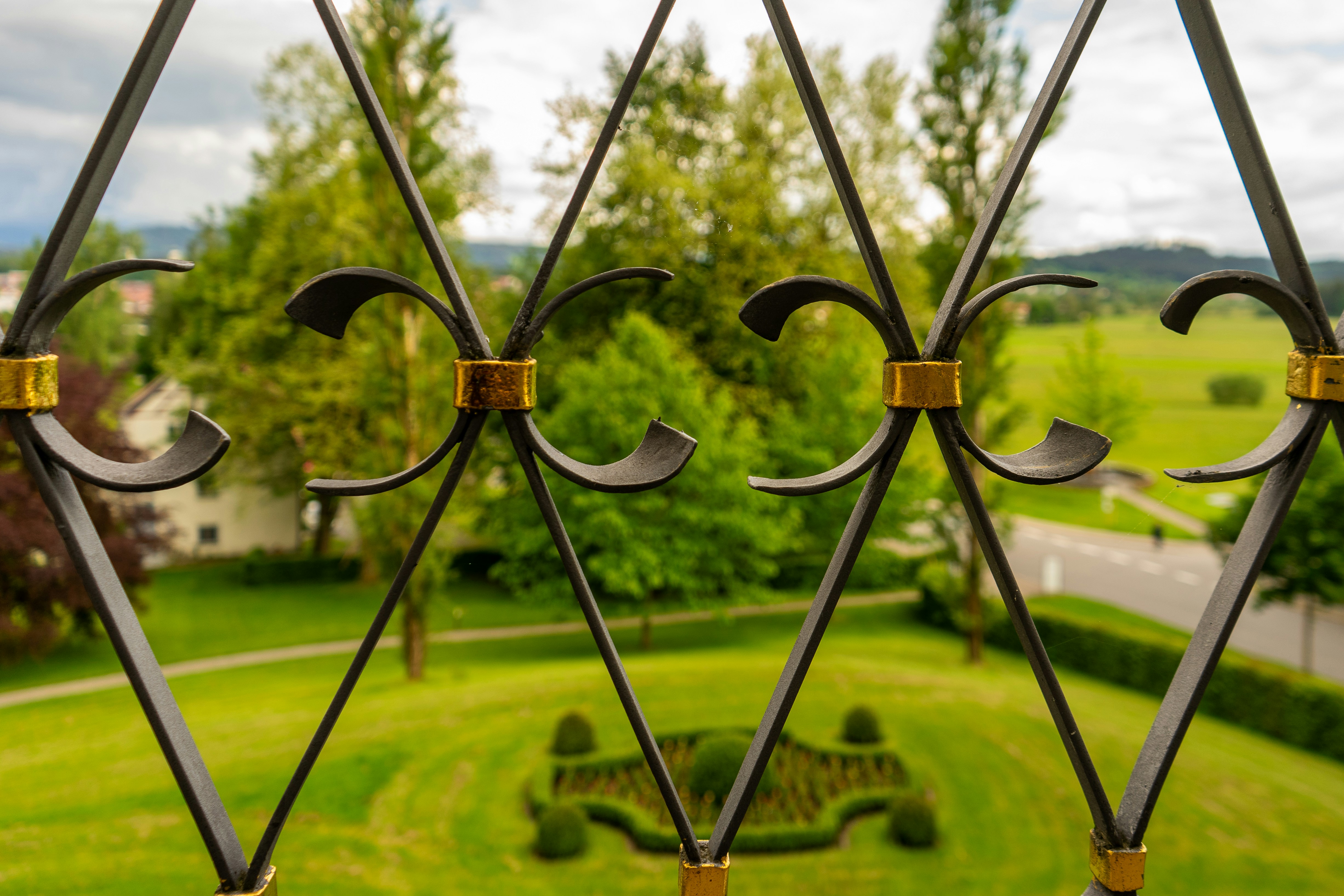 都心にある市民農園で、家族連れが楽しそうに野菜を収穫している様子