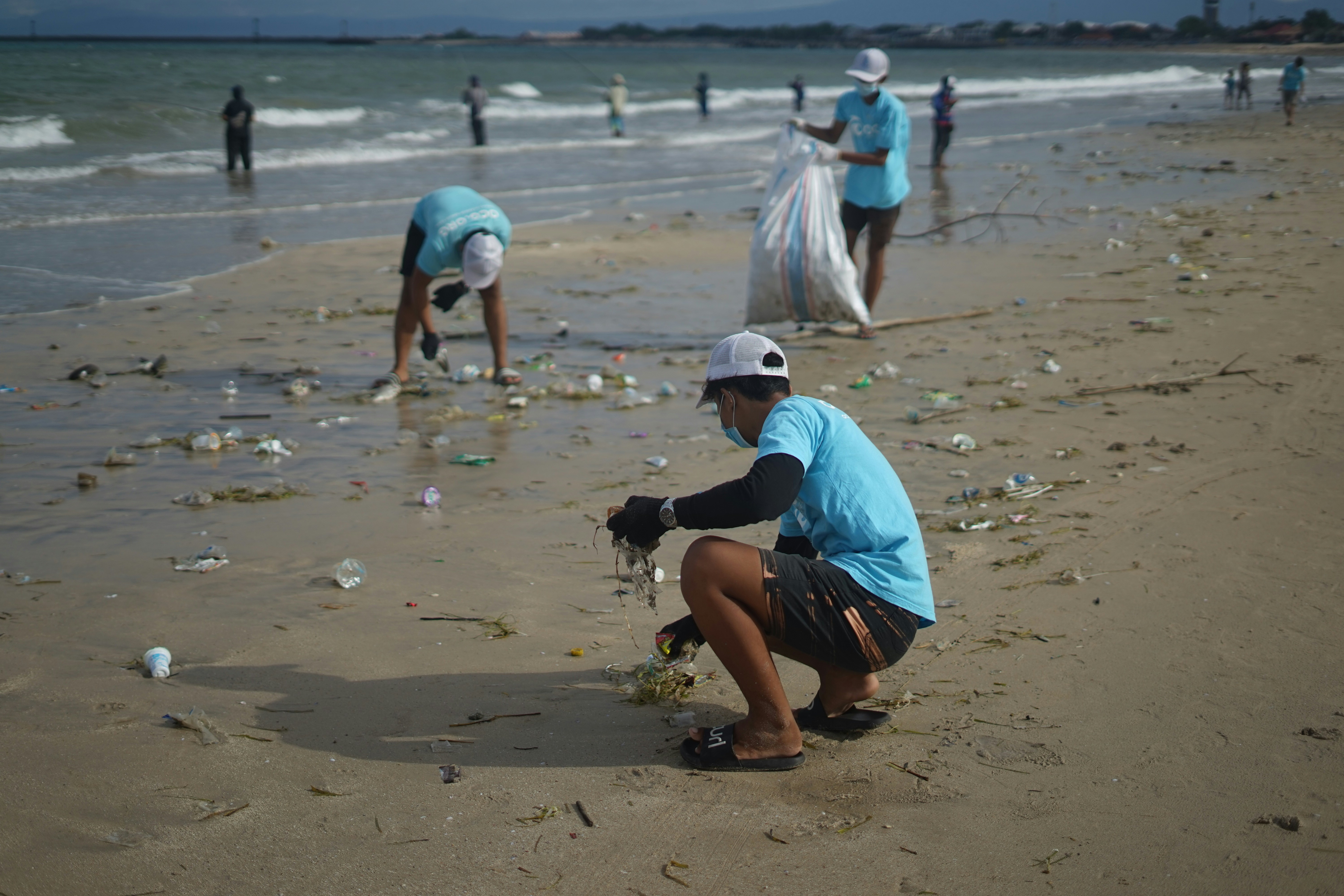 海岸に打ち上げられた、色とりどりのプラスチックごみが散乱している様子