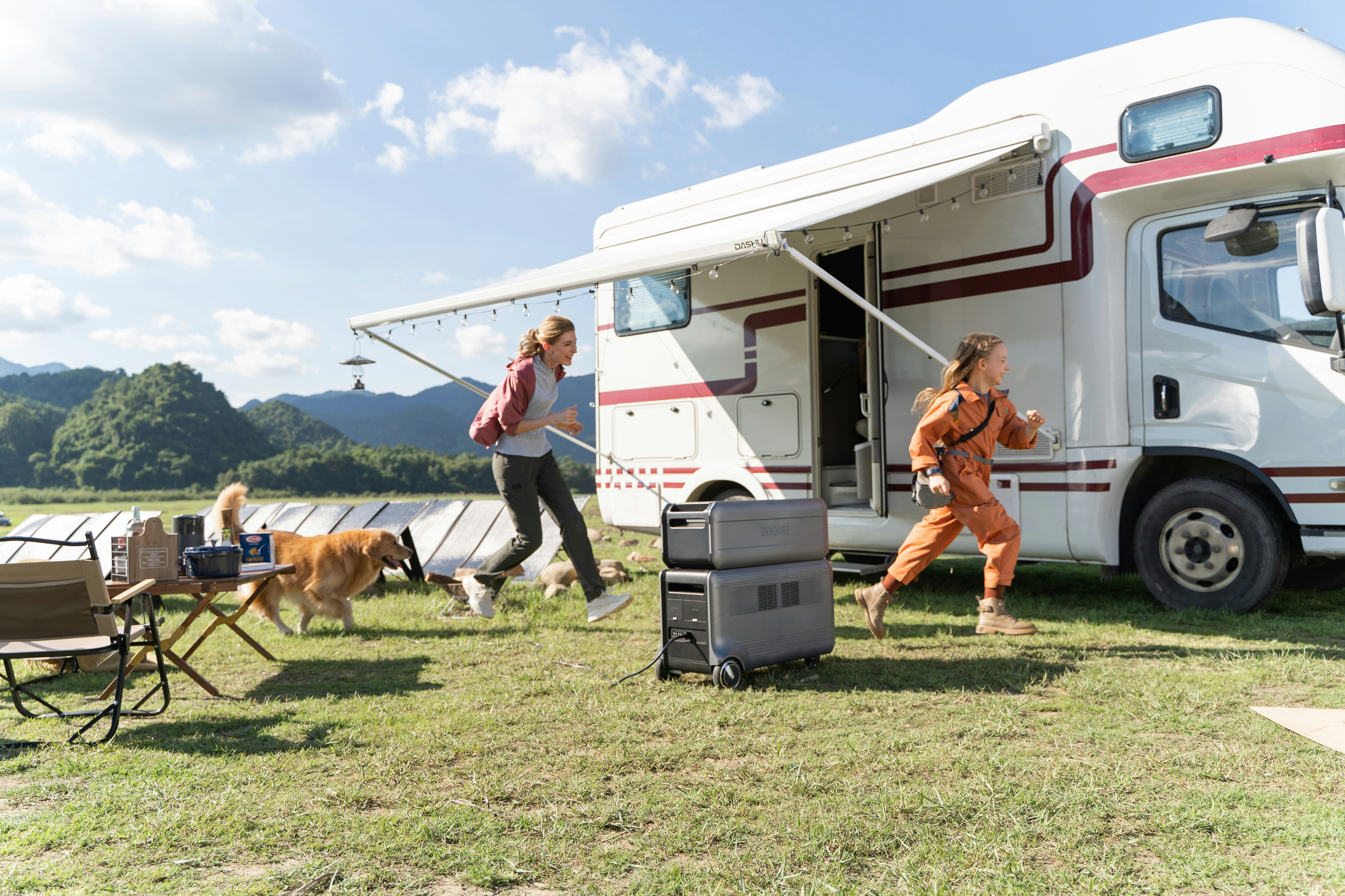海岸に打ち上げられた大量のプラスチックごみが積み重なっている様子