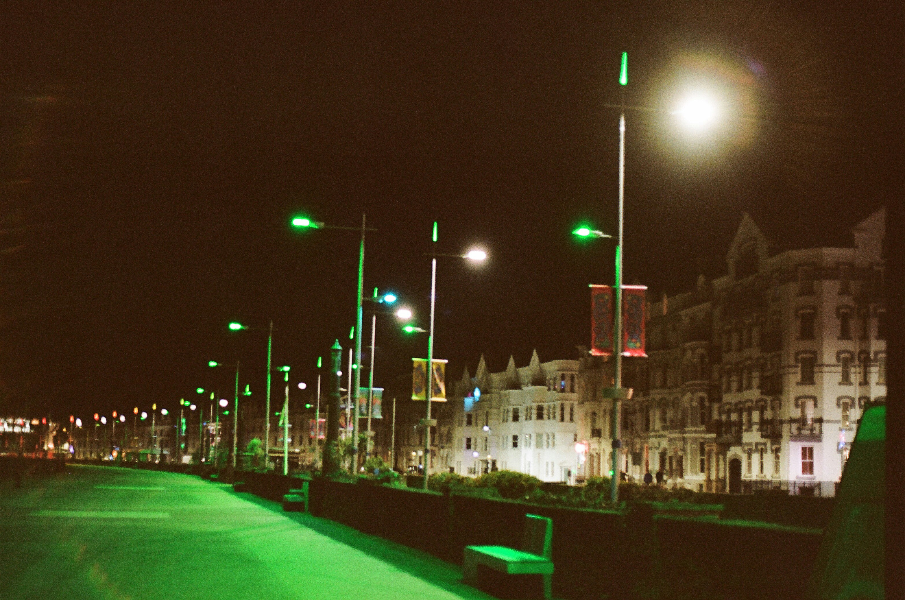 光害によって明るく照らされた都市の夜景と、その影響で本来見えるはずの星空が見えない様子を比較できる写真