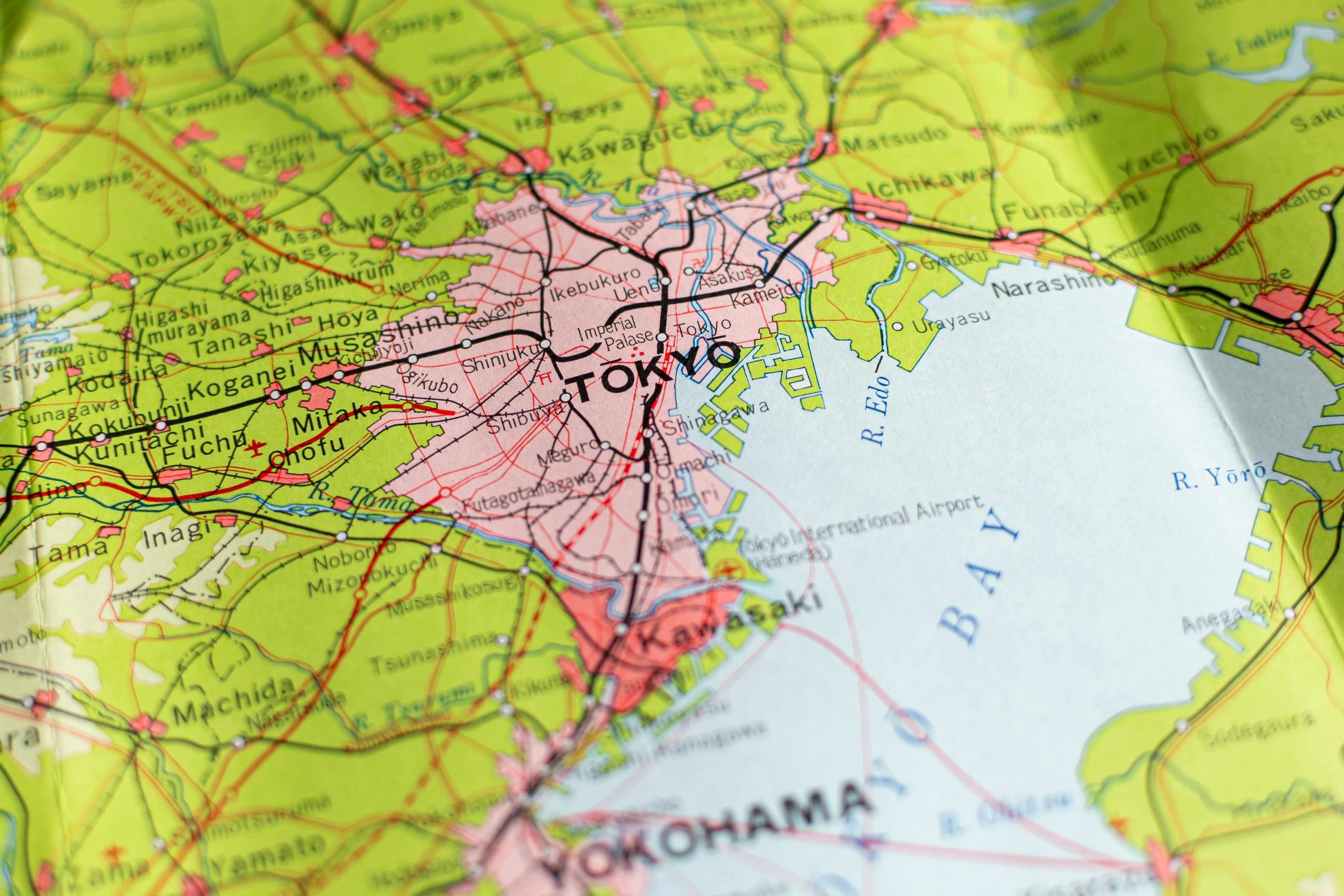 かつて川が流れていた場所の上に建設された道路