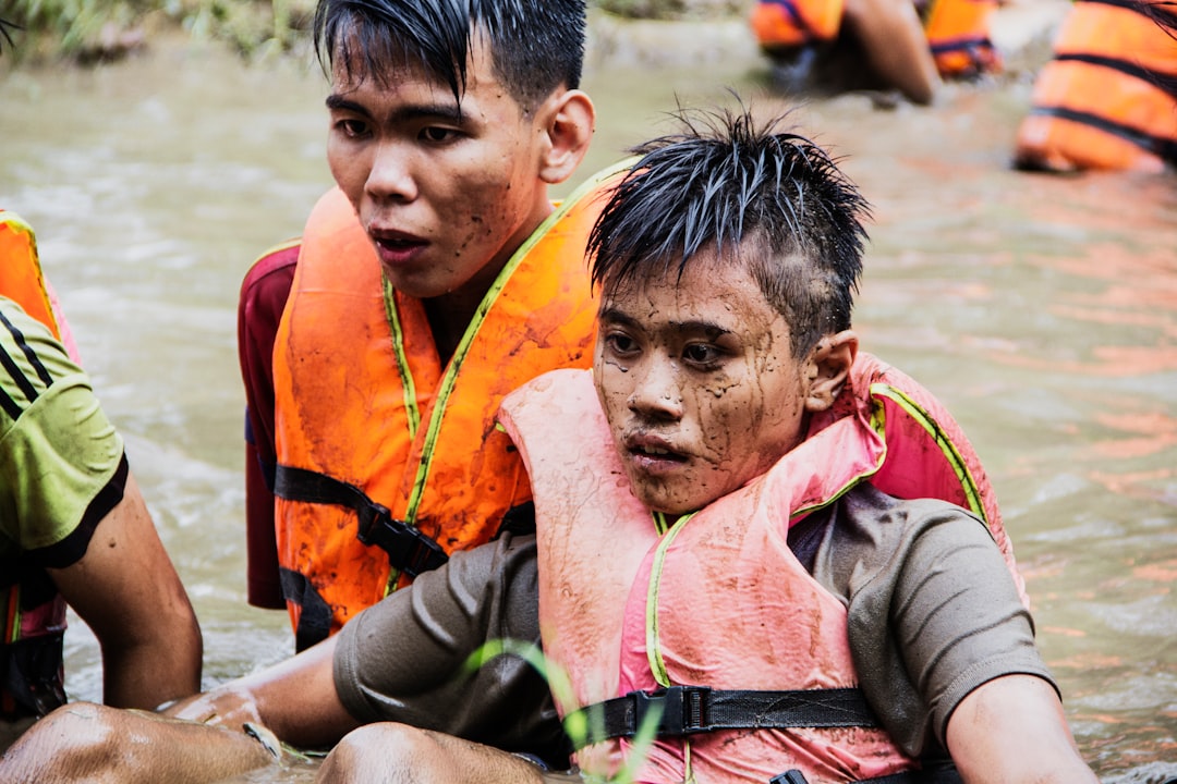 家庭菜園で野菜を育てる人々の様子