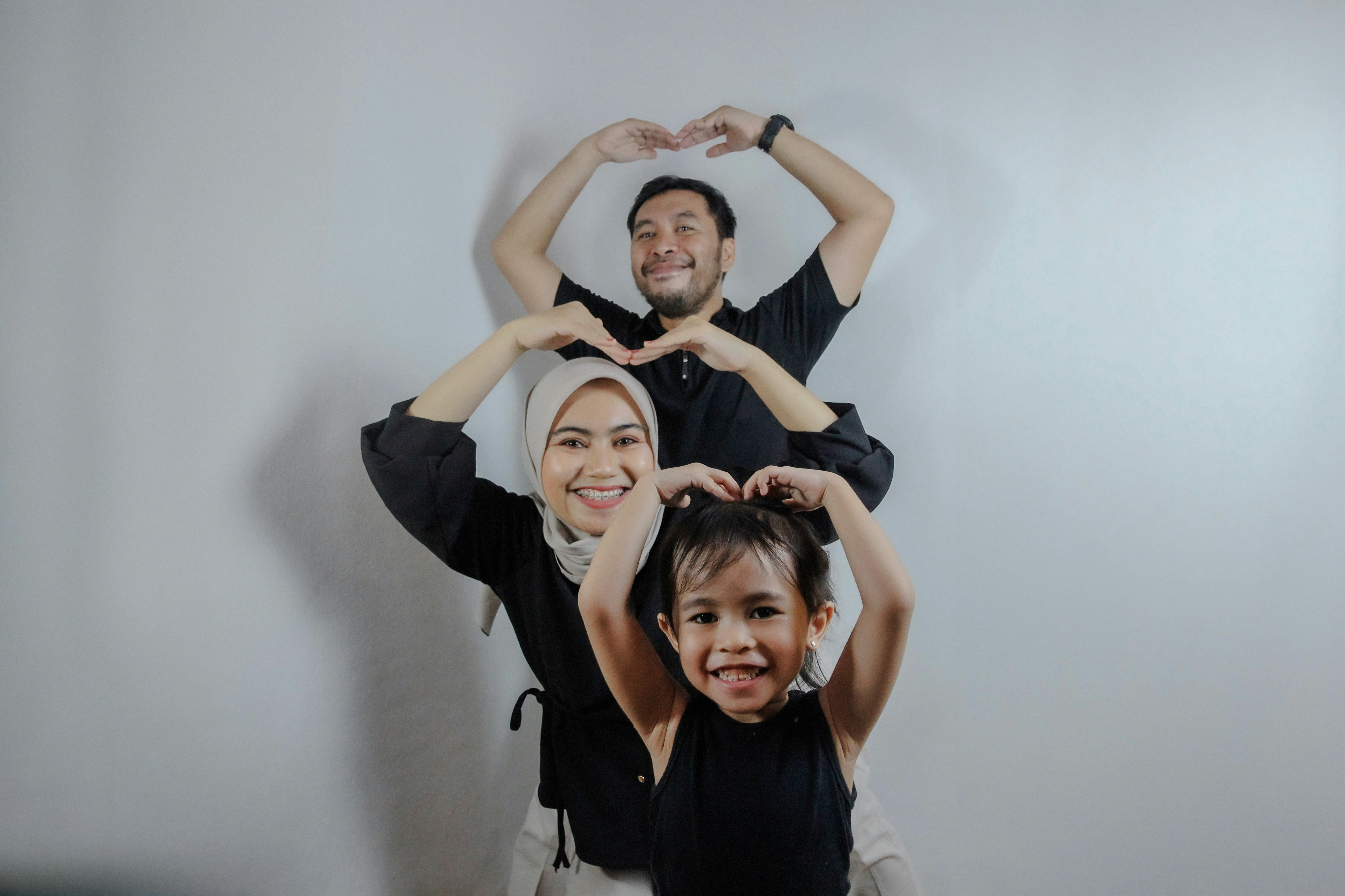 研究室で、研究者がCO2を原料とした化学製品の生成実験を行っている様子