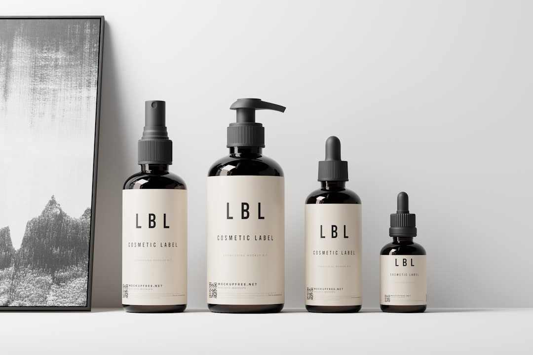 地元の職人が伝統的な技法を用いて工芸品を制作している様子