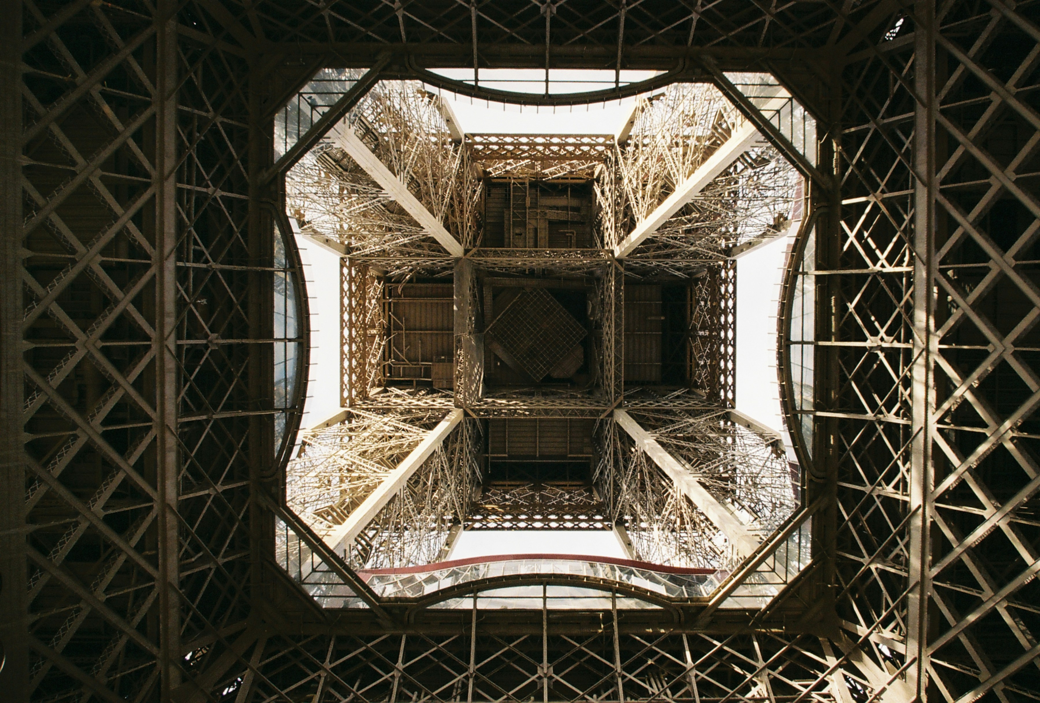 燃料電池自動車（FCV）が走行している様子