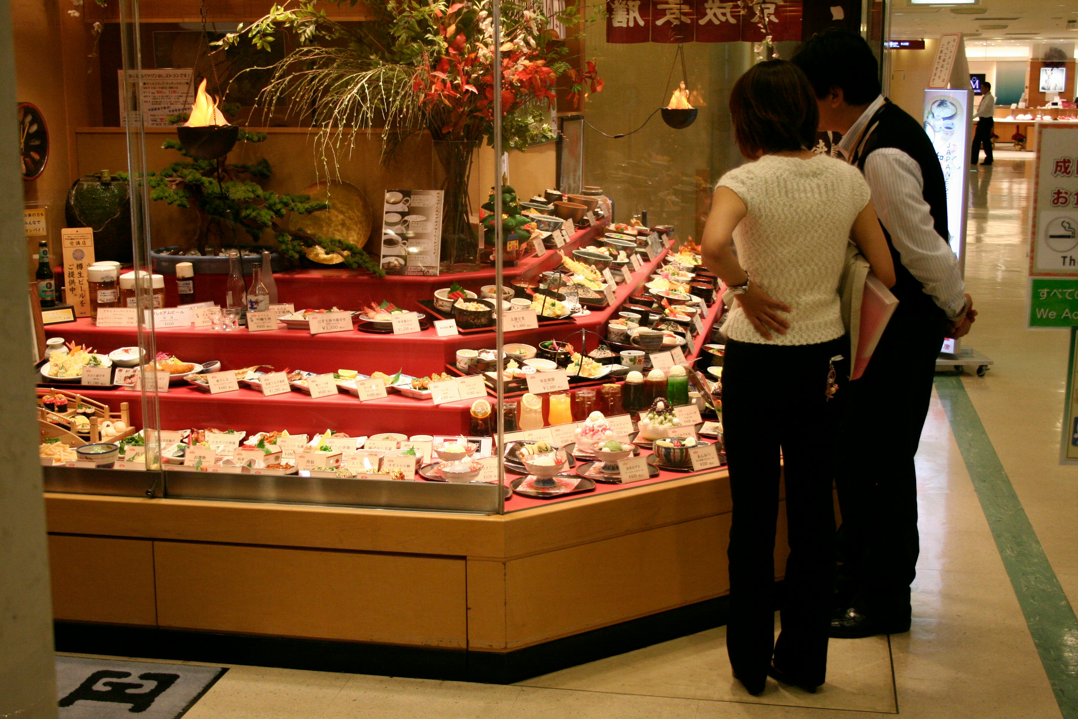 ドローンが砂漠に種子を散布している様子